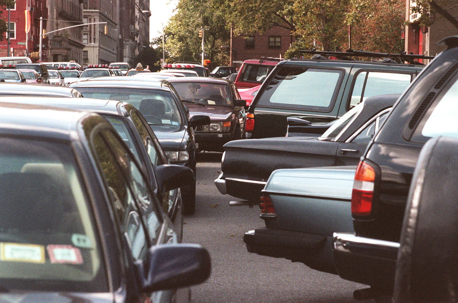 2026-06-10 ¡00parking-timeline-90s-hftq-superJumbo.jpgA street crowded with cars, some of them parked at an angle.