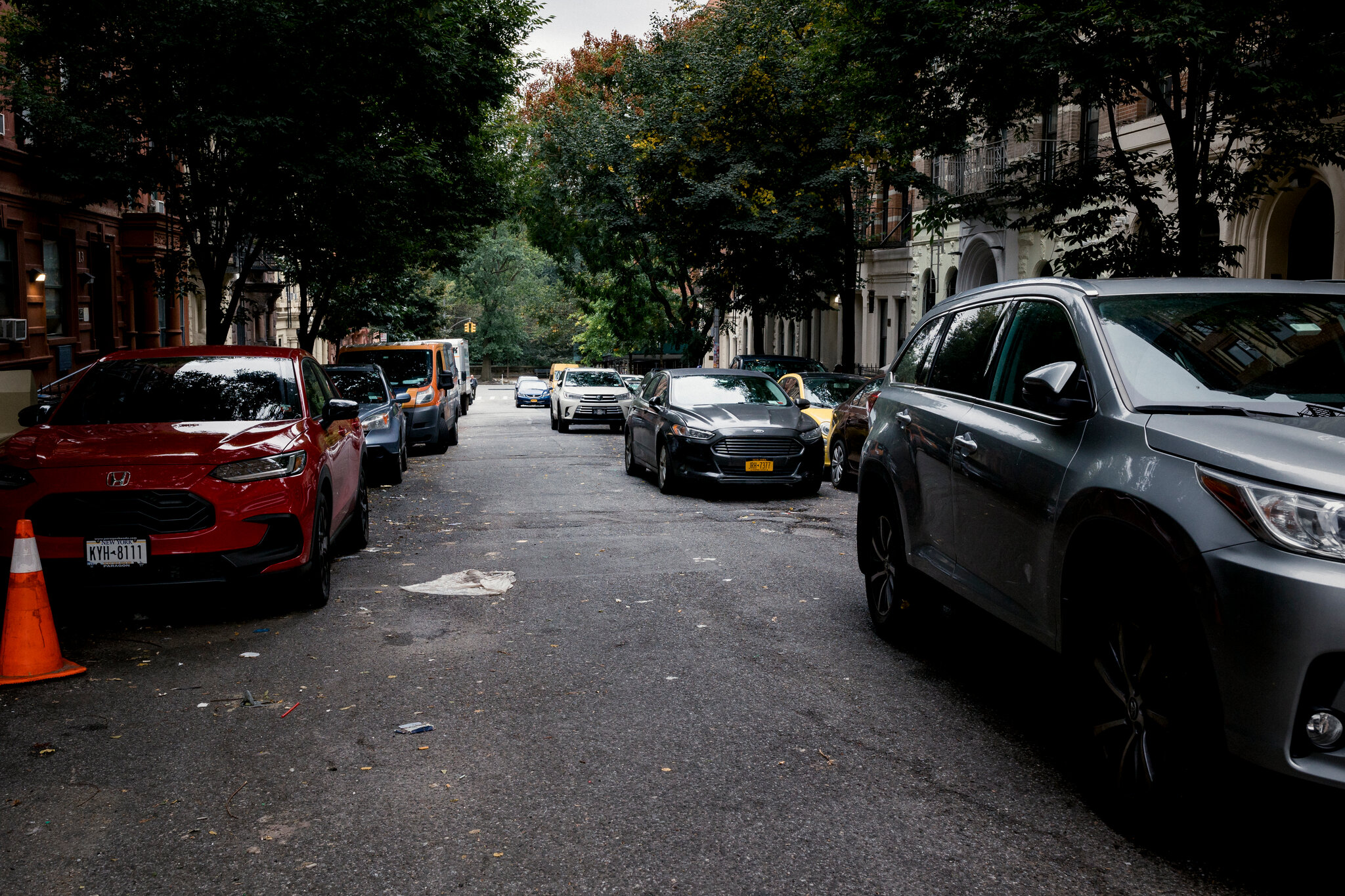 2026-06-10 ¡10met-parking-timeline-gpmf-superJumbo.jpgCars, some of them double-parked, on a residential city street.