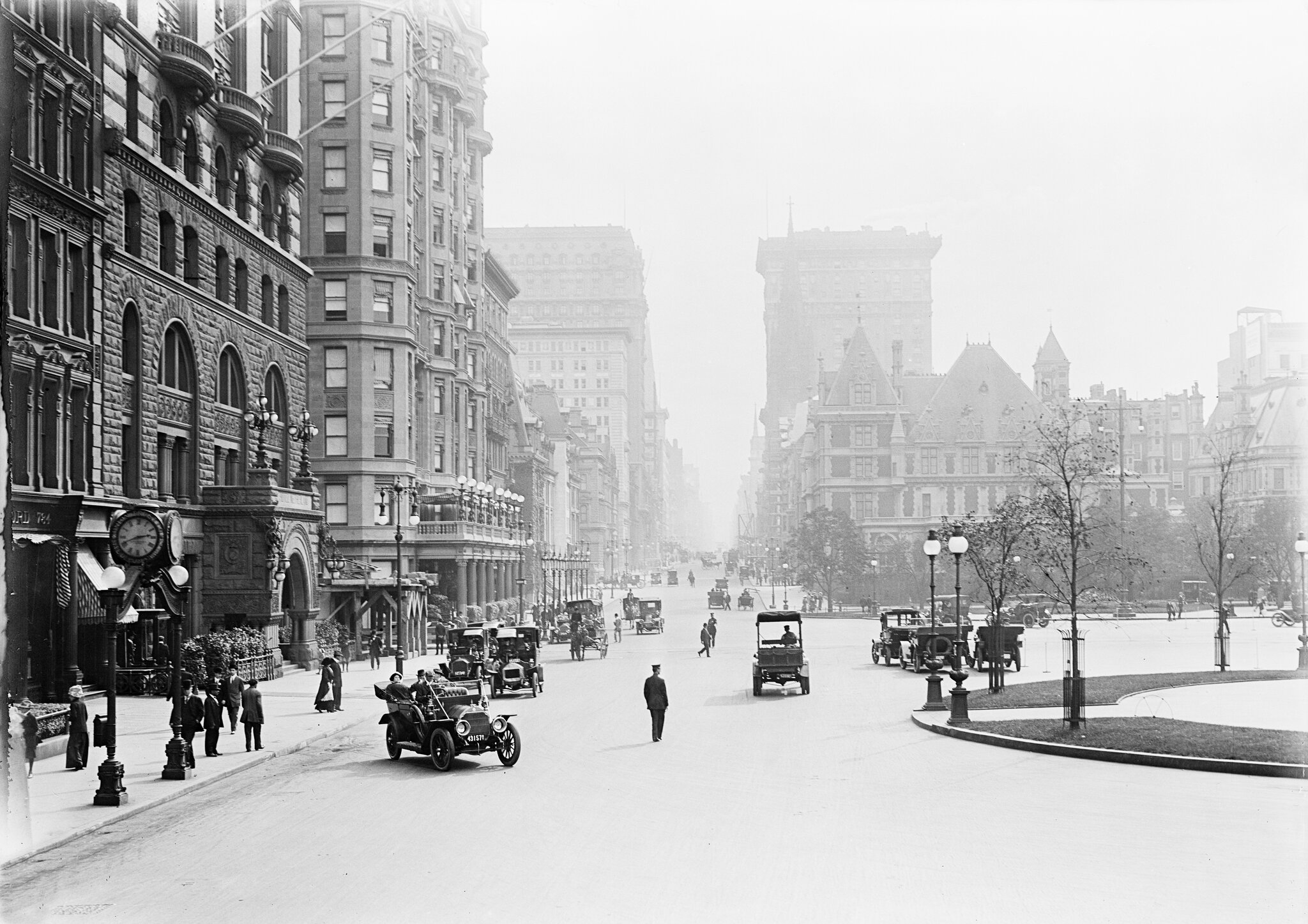2026-06-10 ¡10met-parking-timeline1-btcj-superJumbo.jpgA black-and-white photo from around 1910 of a city street with some cars in it.