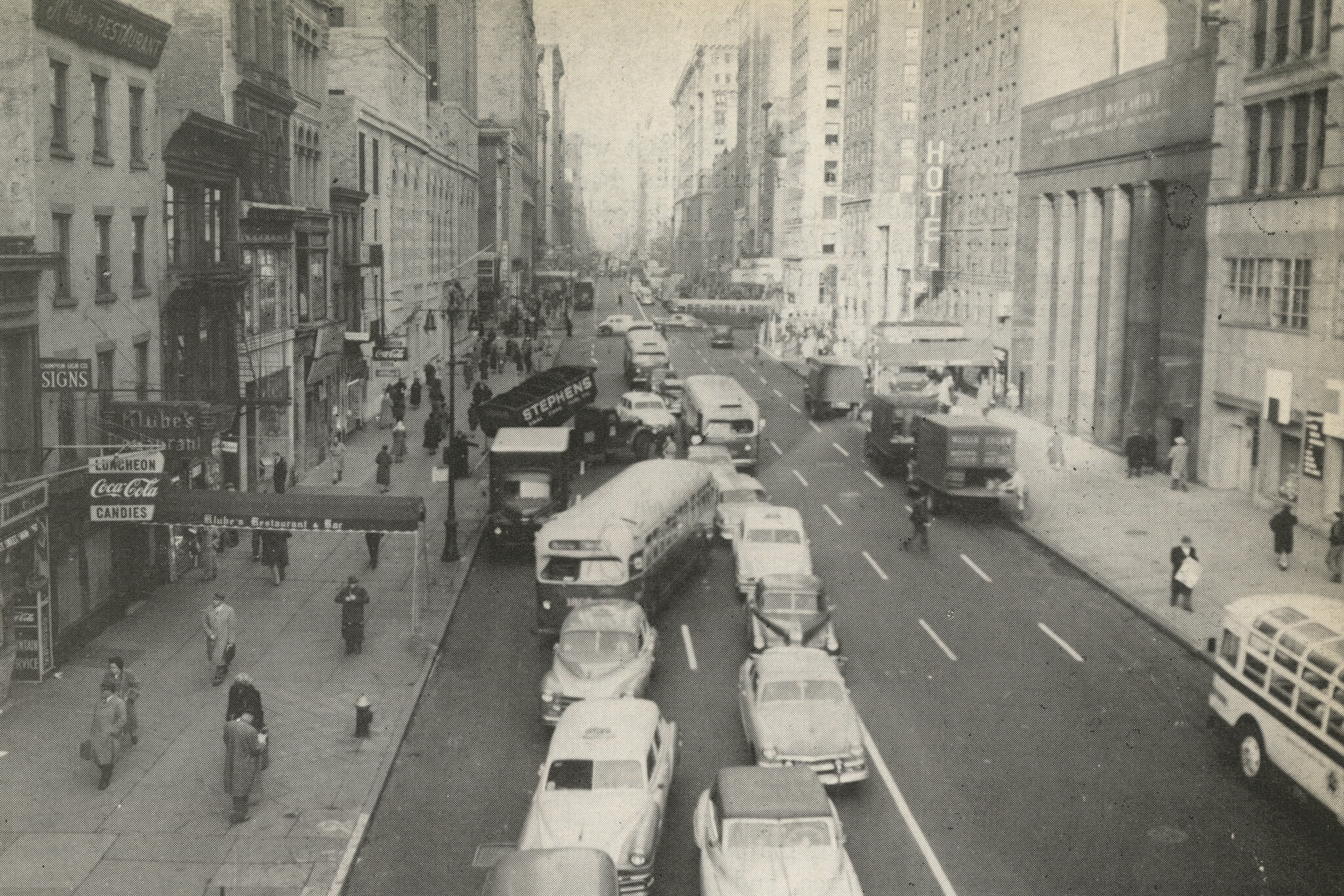 2026-06-10 ¡parking-timeline-report-fpjz-superJumbo-v2.jpgA black-and-white photo of a crowded street with cars and buses.